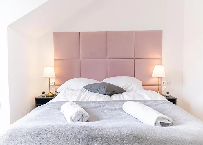 2 Bedroom Steps From U6 Am Schoepfwerk