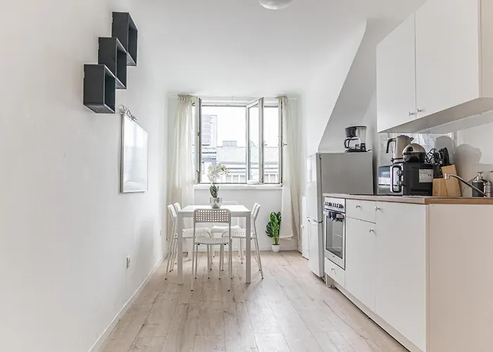 2 Bedroom Steps From U6 Am Schoepfwerk *