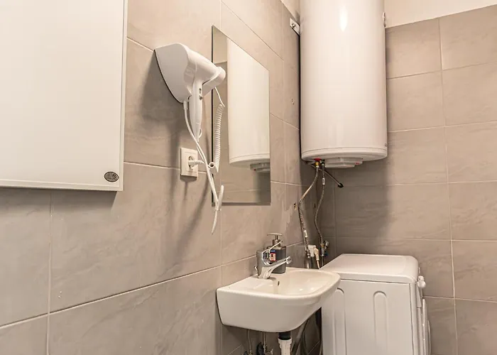 2 Bedroom Steps From U6 Am Schoepfwerk Bécs
